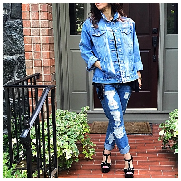 ✨LAST ONE ✨Embroidered distressed jean jacket - Picture 4 of 7